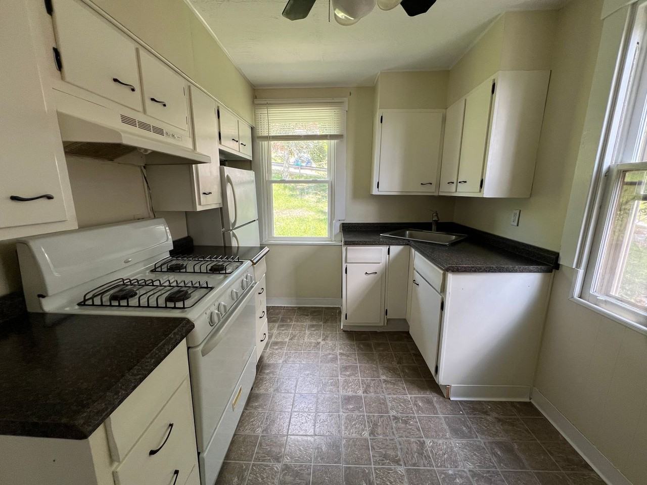 925 Baldwin St - Photo 3 of 15