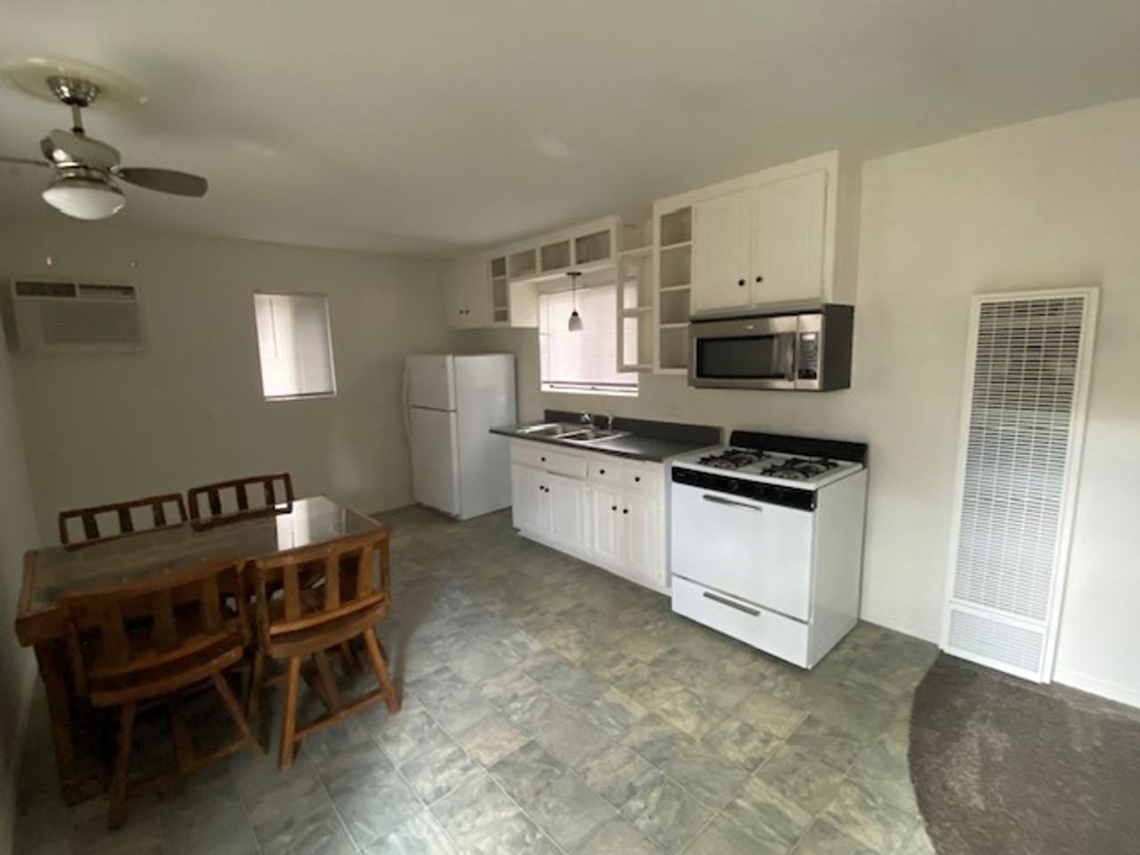 982 Woodland Dr #B - Photo 2 of 7