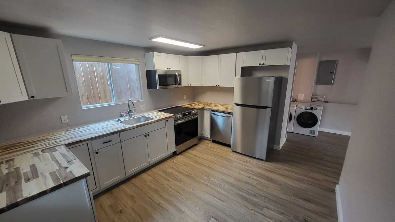 2459 Ne Burks Ct - Photo 3 of 15