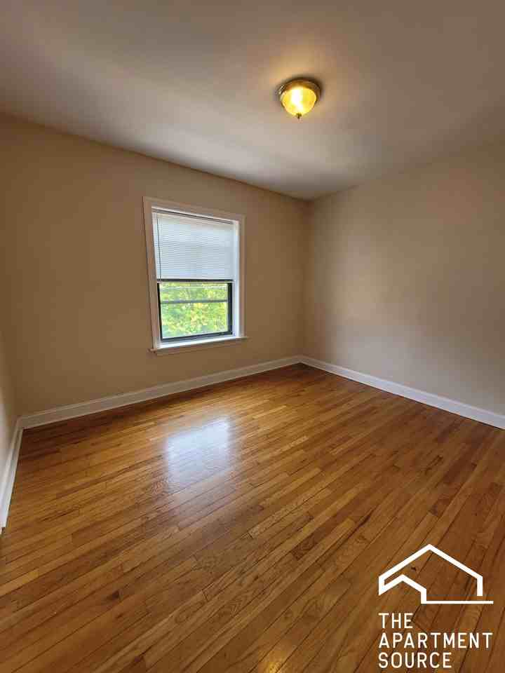 931 Forest Ave #2E - Photo 3 of 11