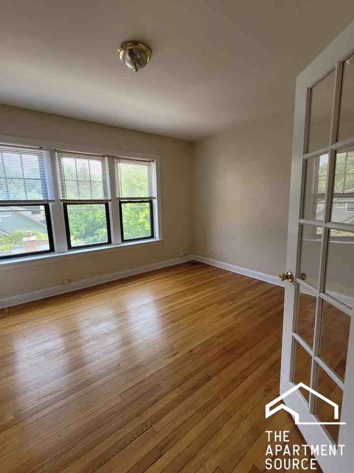 931 Forest Ave #2E - Photo 4 of 11