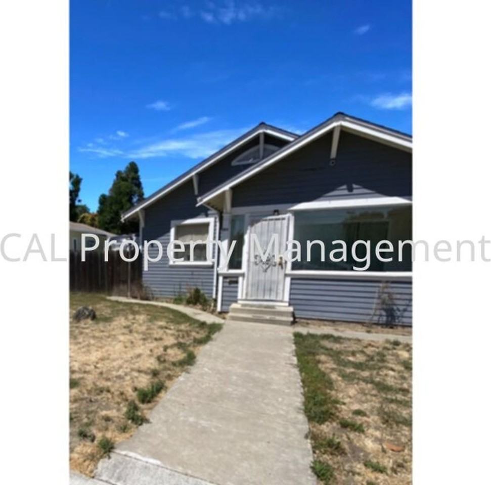 304 College St - Photo 3 of 3