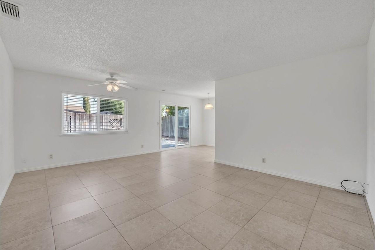 15 Sunborg Ct - Photo 4 of 29