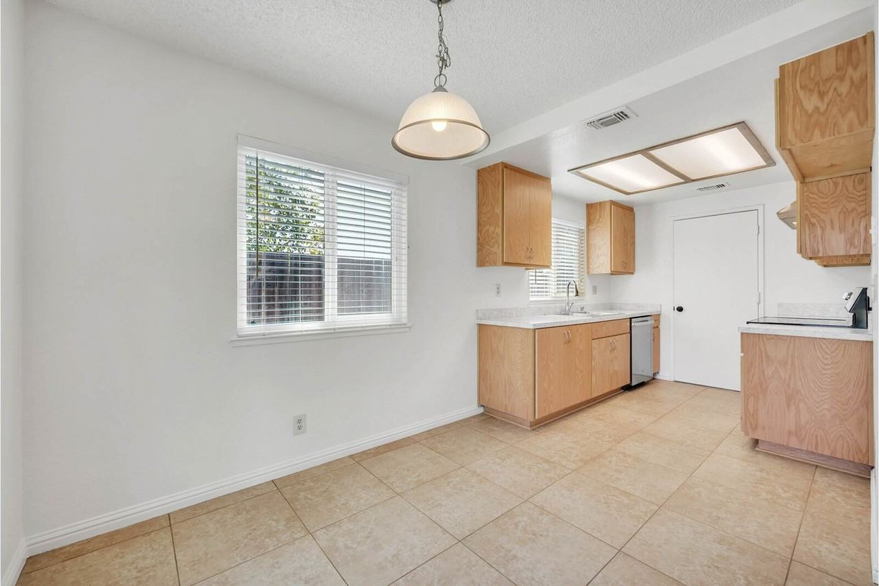 15 Sunborg Ct - Photo 7 of 29