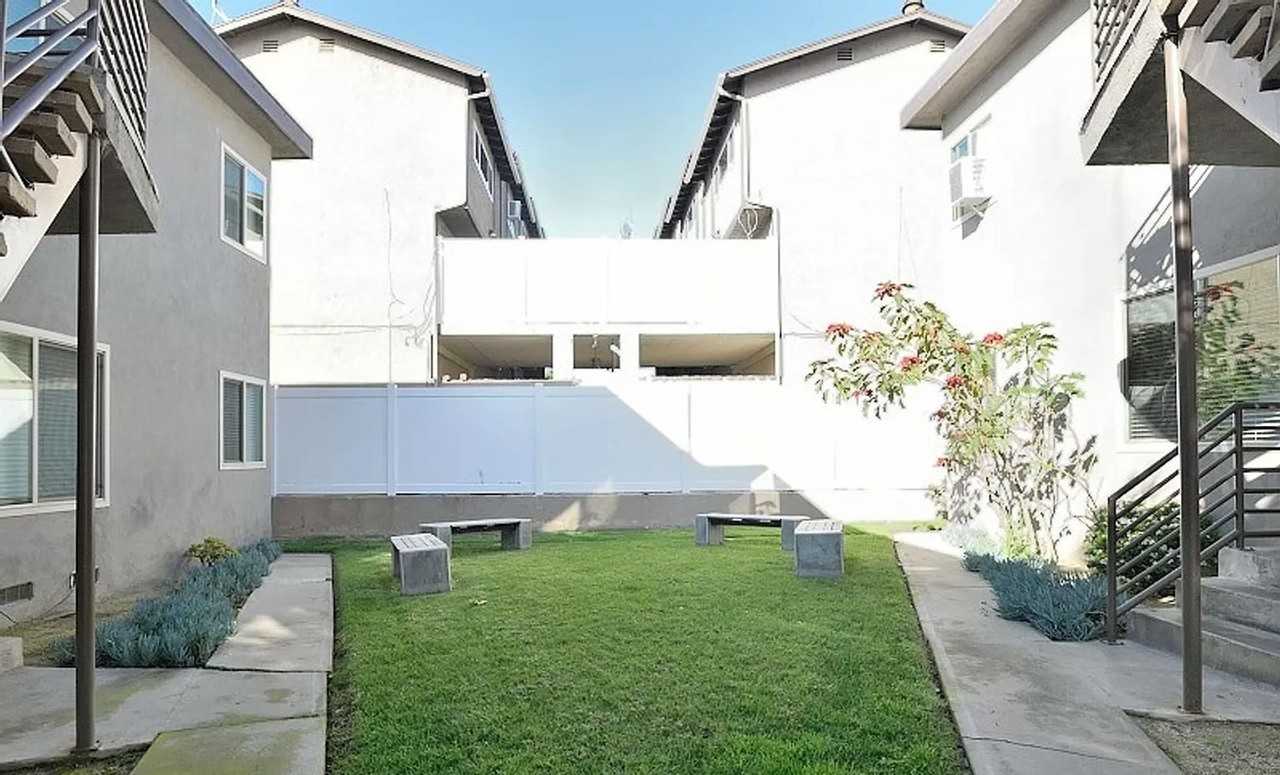 1141 11th St - Photo 2 of 11