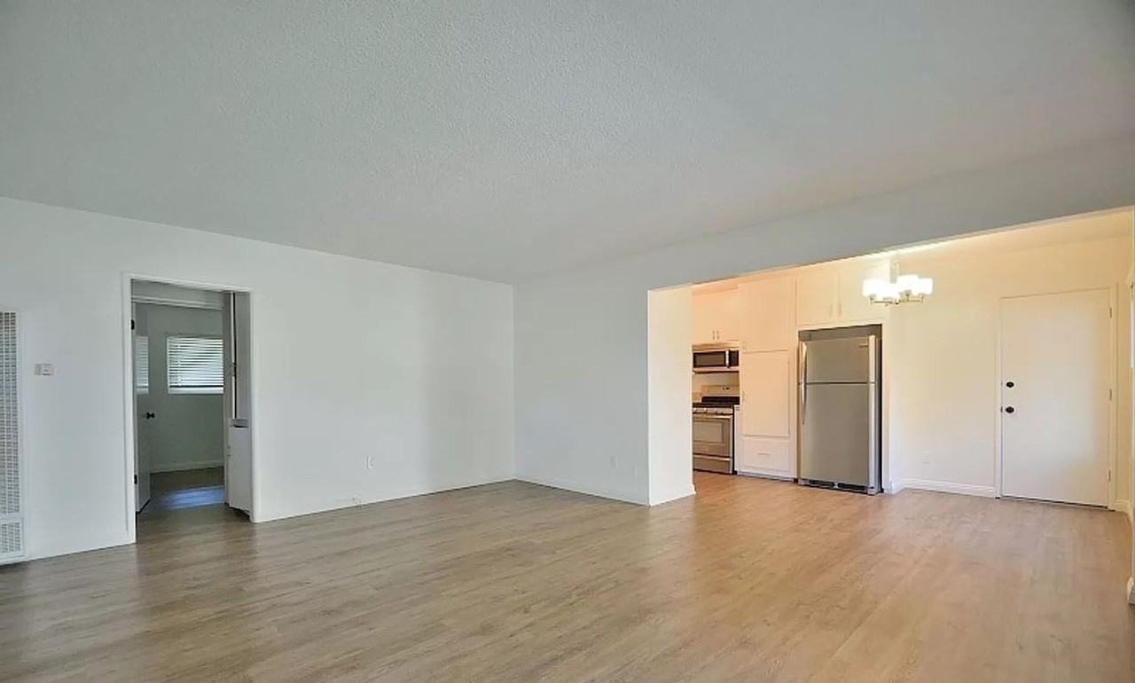 1141 11th St - Photo 3 of 11