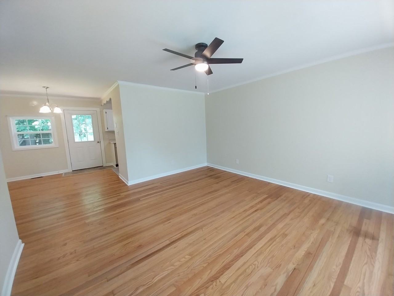 1714 Wesley Dr - Photo 4 of 17