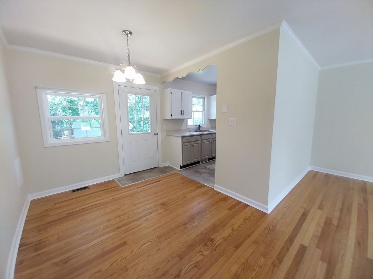 1714 Wesley Dr - Photo 5 of 17