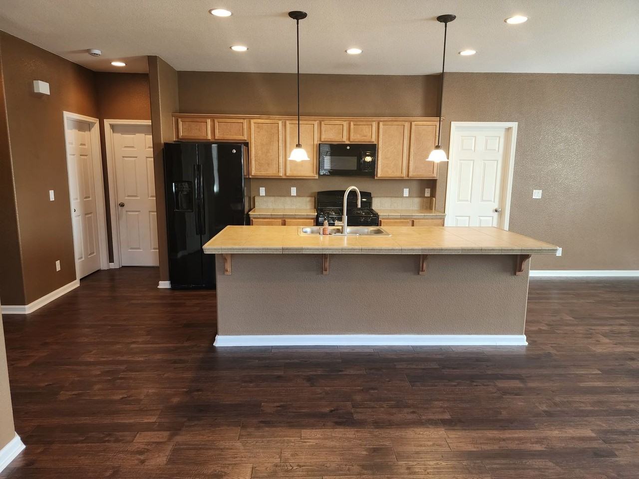 142 Calvert St - Photo 3 of 10