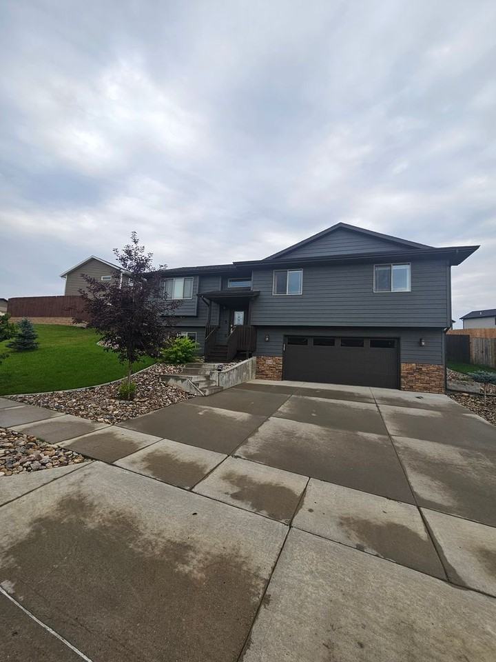 814 Haakon St - Photo 2 of 32