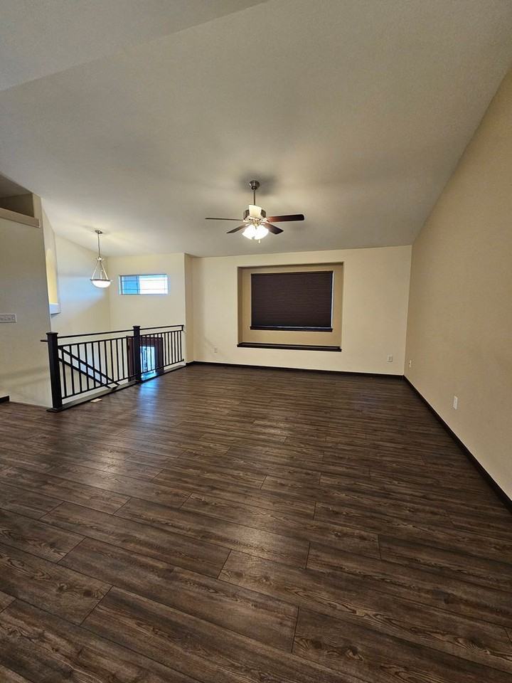 814 Haakon St - Photo 3 of 32
