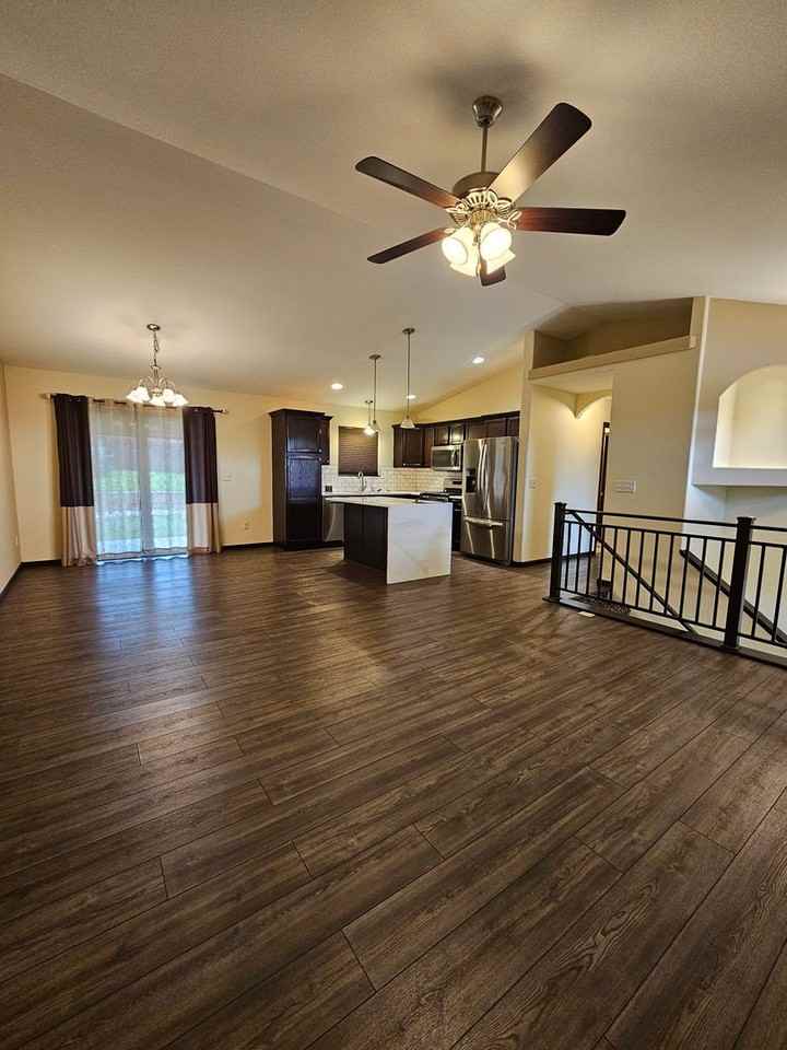 814 Haakon St - Photo 4 of 32