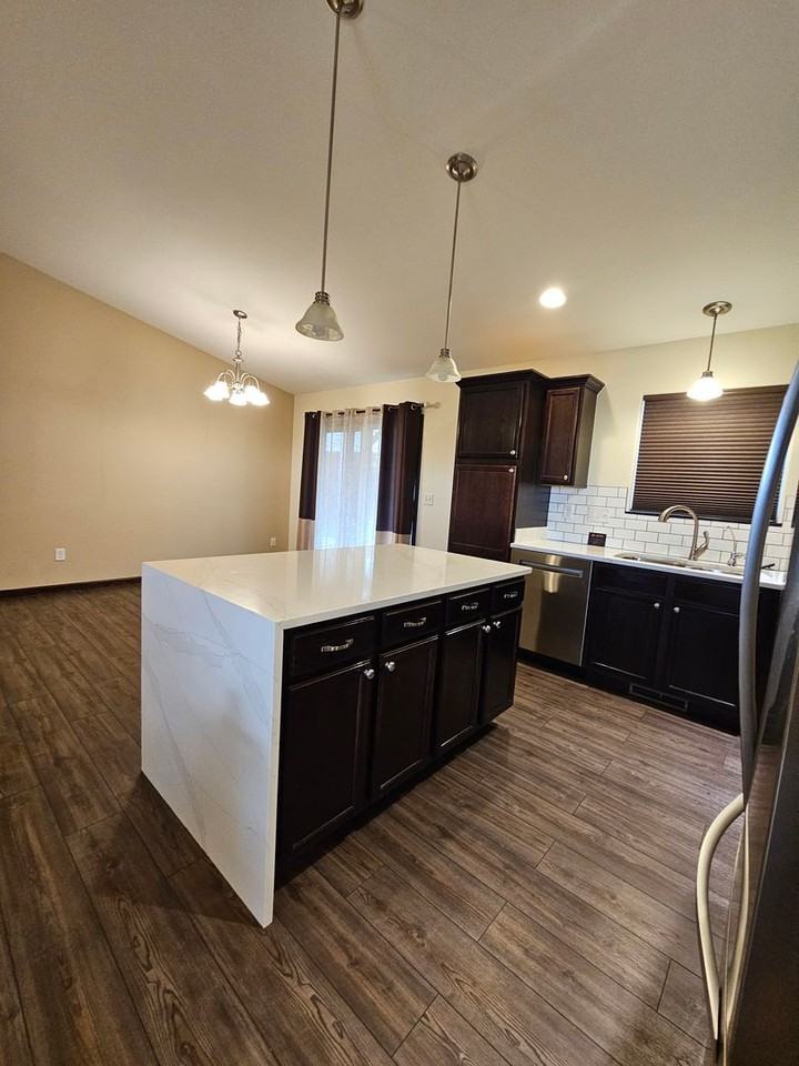 814 Haakon St - Photo 5 of 32