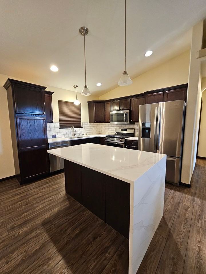 814 Haakon St - Photo 6 of 32