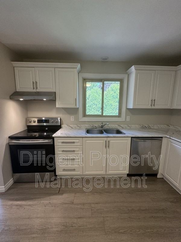 1528 Redwood Drive - Photo 3 of 33