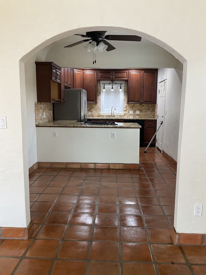 3661 S 7th Ave - Photo 5 of 16