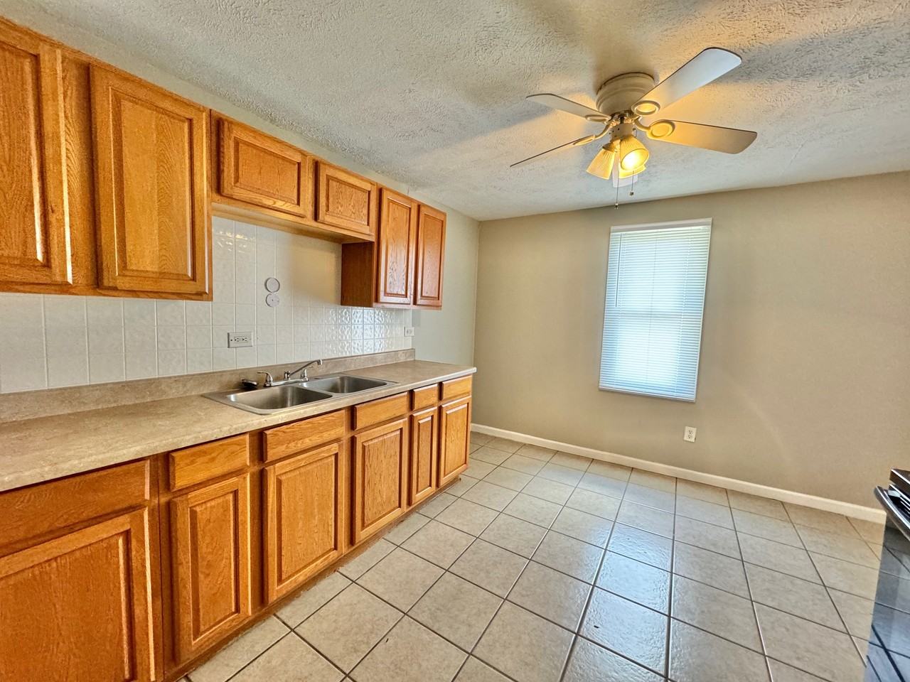 100 N State St - Photo 3 of 9