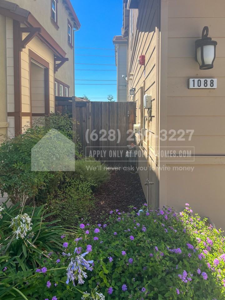 1088 Gridley Dr - Photo 3 of 4