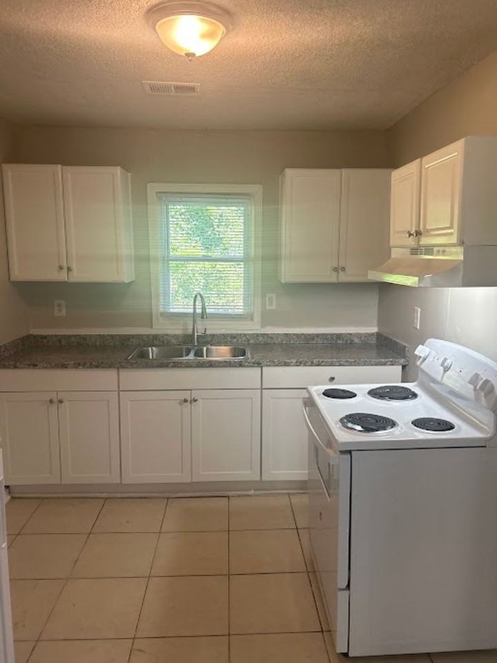 2524 Habersham Dr - Photo 3 of 12