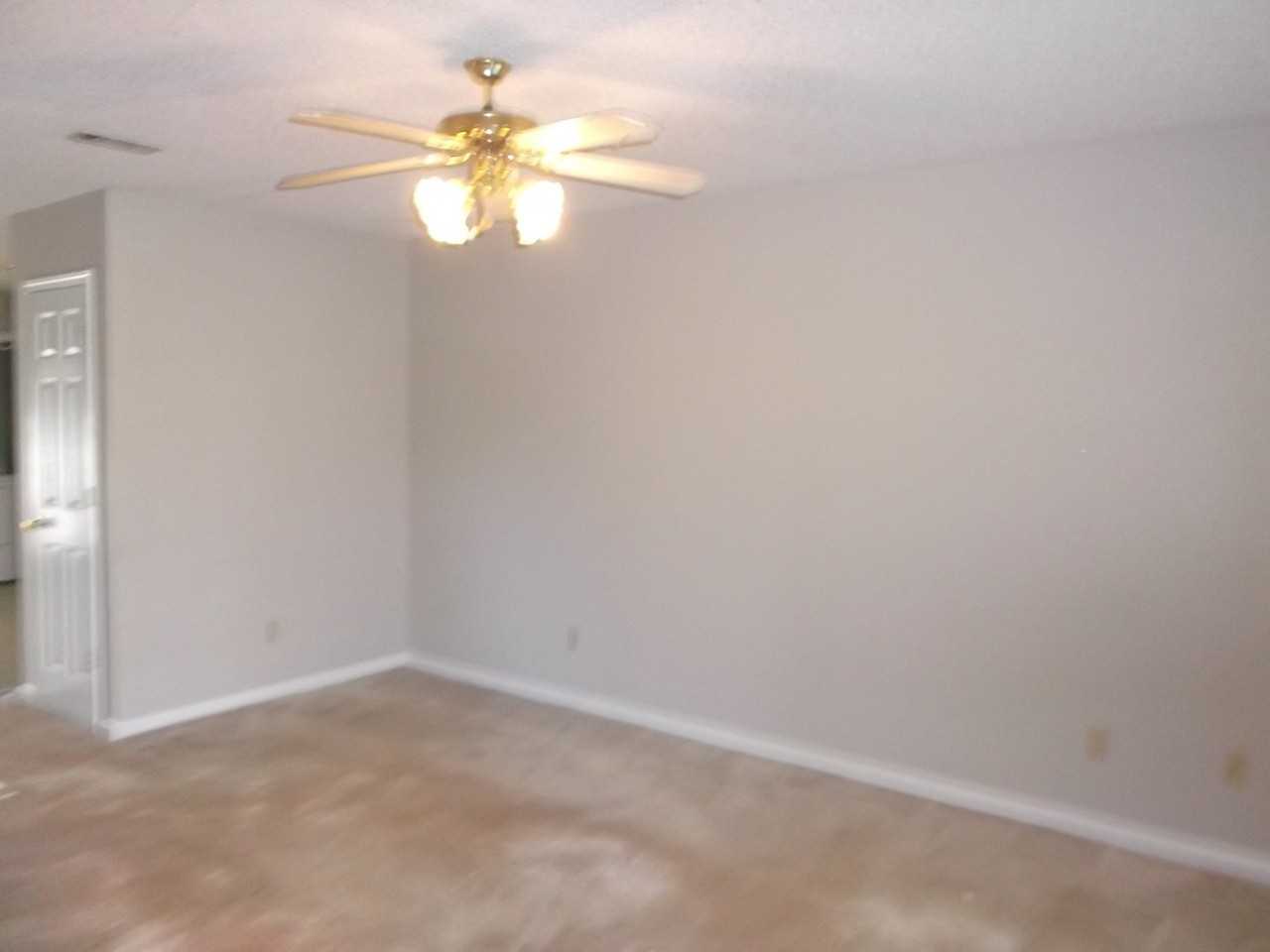 125 Lakeview Dr - Photo 2 of 3