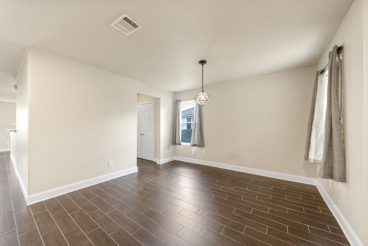 5006 Fountain Hl - Photo 2 of 26