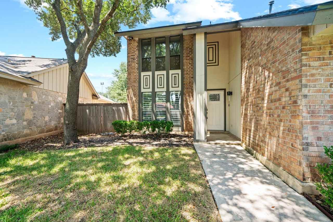 2315 Shady Crest Cir - Photo 2 of 25