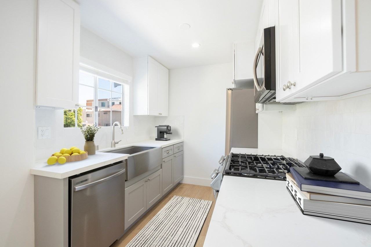 11737 Courtleigh Drive - Photo 3 of 32