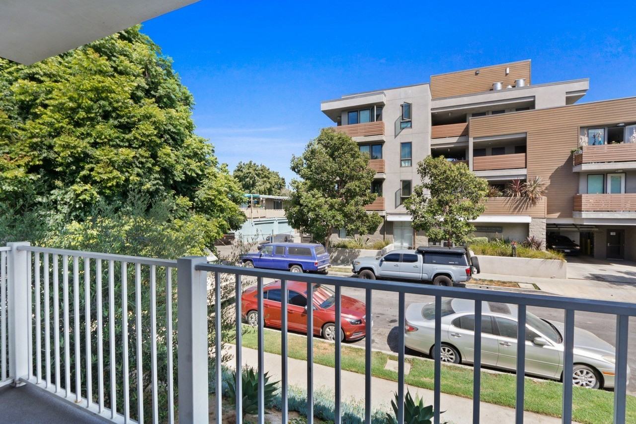 11737 Courtleigh Drive - Photo 7 of 32