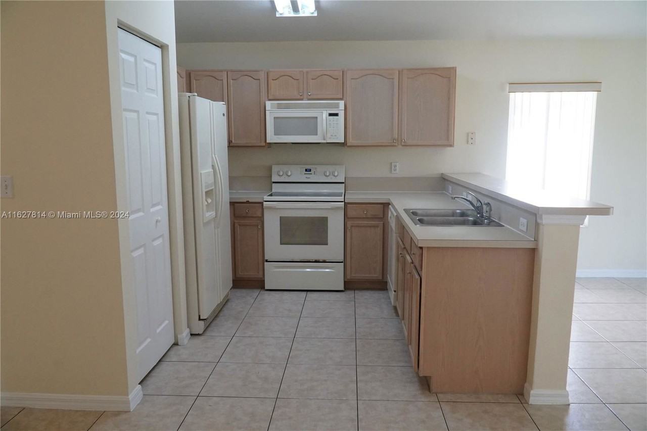 13382 Sw 42nd St - Photo 3 of 8