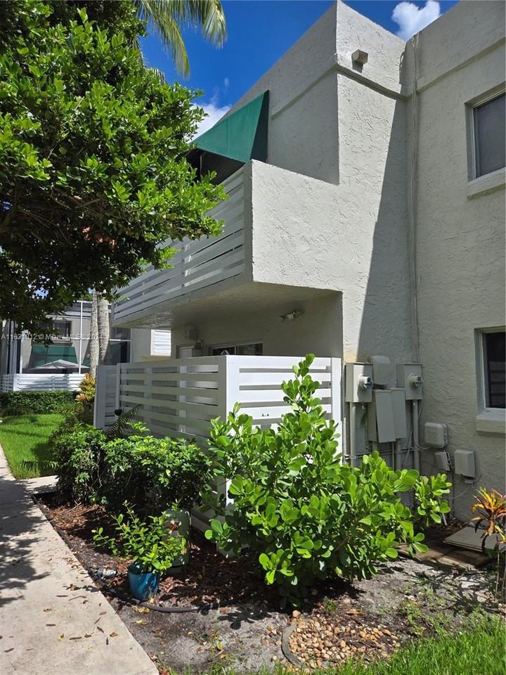 561 Nw 97th Ave - Photo 2 of 8