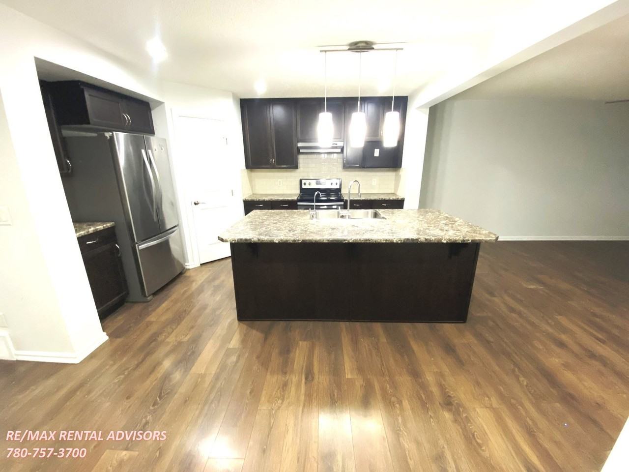 2040 24 St Nw - Photo 3 of 20