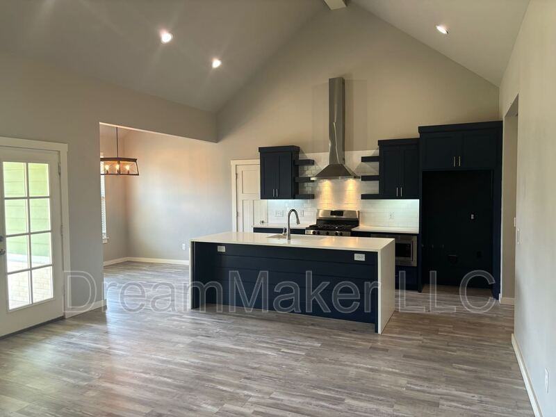 3010 Se 34th St #3010SE34th - Photo 2 of 13