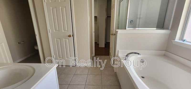 9710 Fieldbloom Ln - Photo 4 of 26