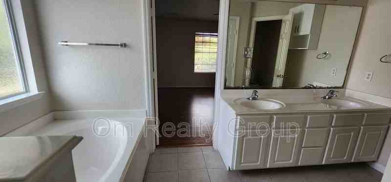 9710 Fieldbloom Ln - Photo 6 of 26