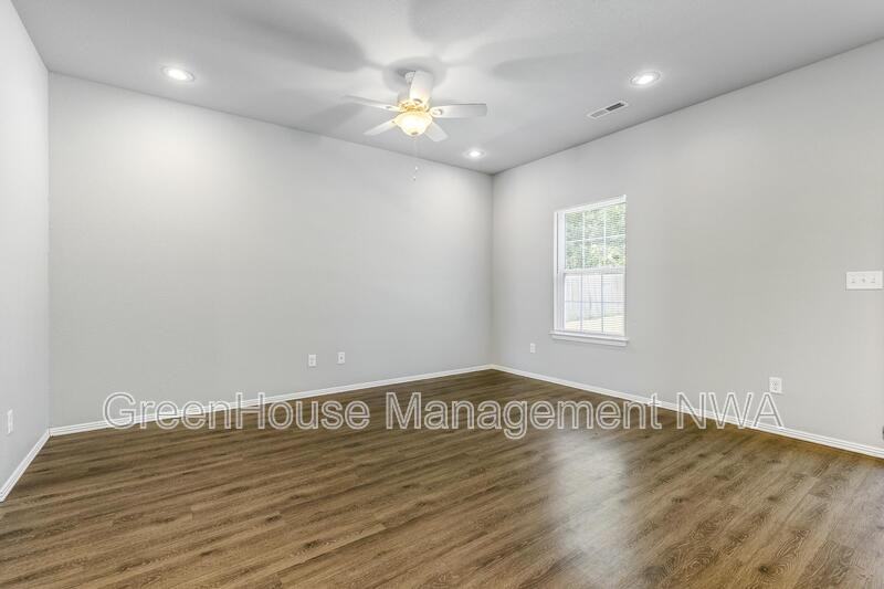 820 Baker St Nw - Photo 4 of 29