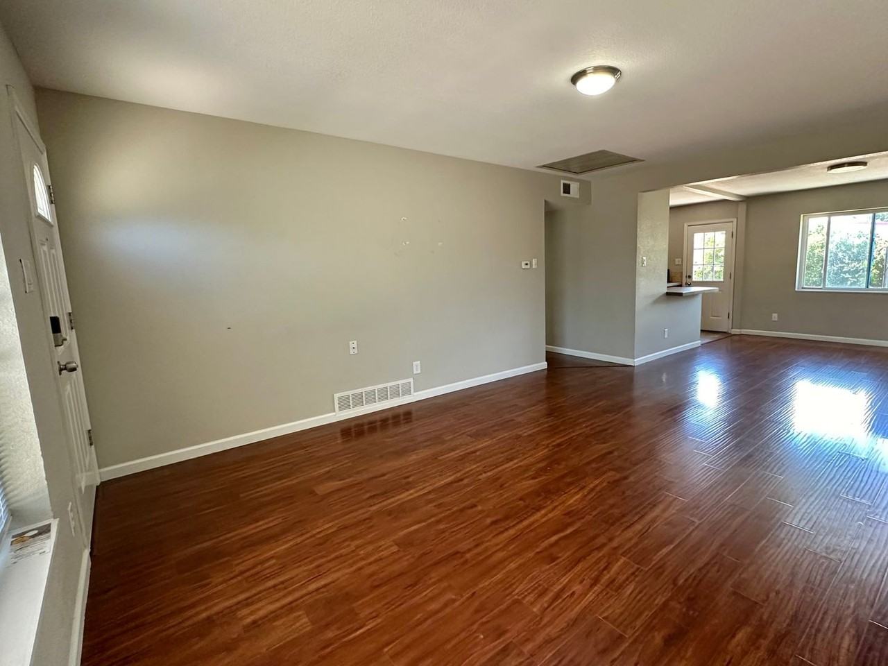 1043 Tucson St - Photo 2 of 16