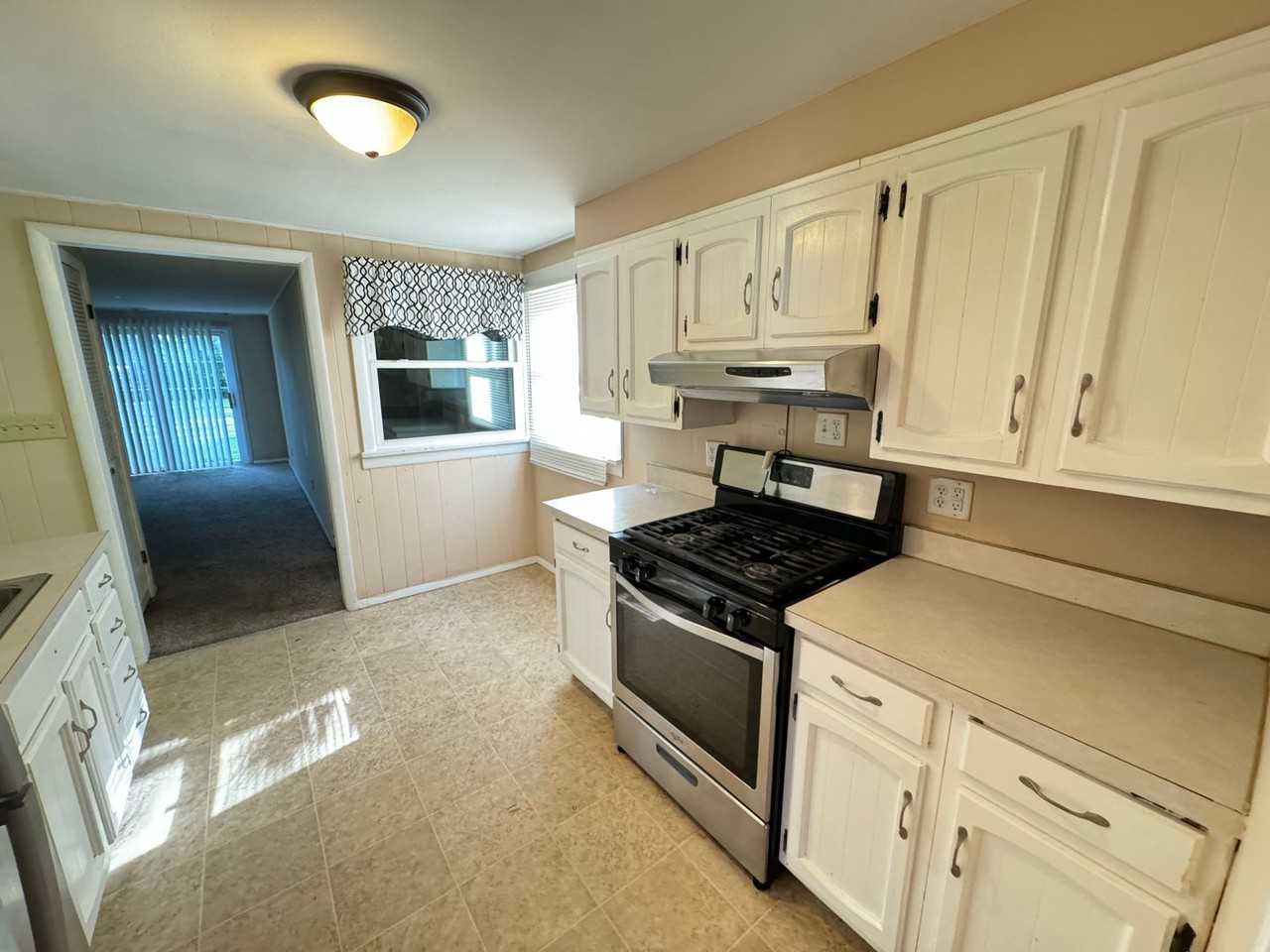 1319 Joyce Dr - Photo 4 of 17