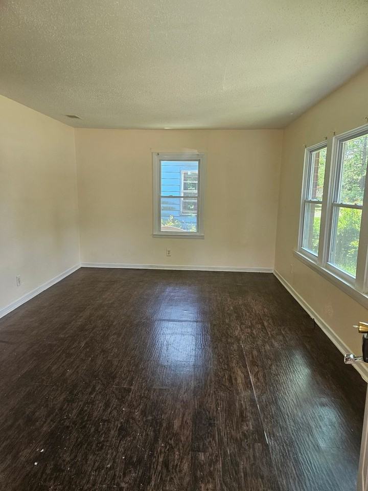 2430 Oakridge St - Photo 2 of 19
