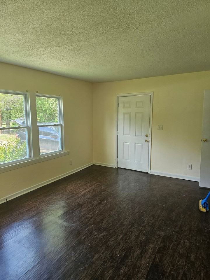 2430 Oakridge St - Photo 3 of 19
