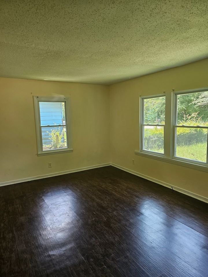 2430 Oakridge St - Photo 4 of 19