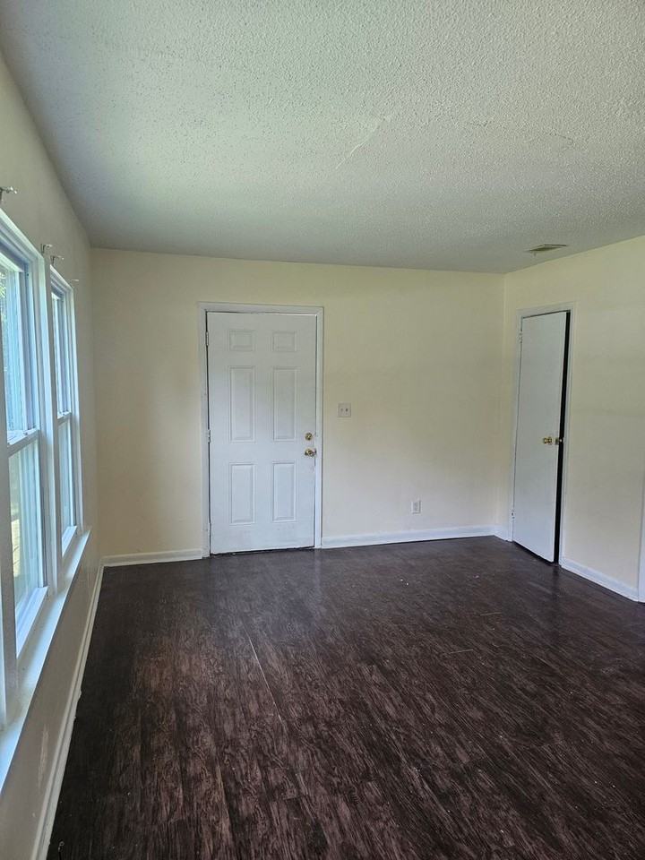 2430 Oakridge St - Photo 5 of 19