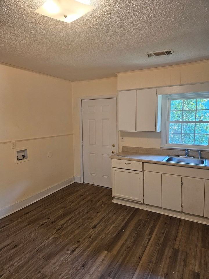 2430 Oakridge St - Photo 6 of 19