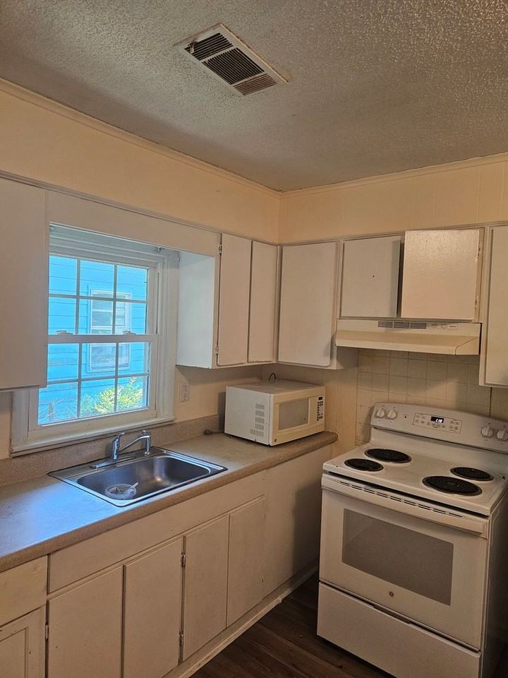 2430 Oakridge St - Photo 7 of 19