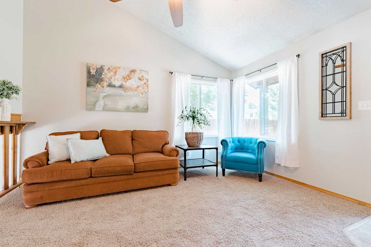 304 E Tonk St - Photo 3 of 14