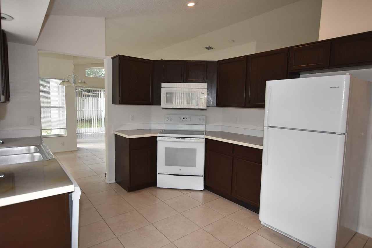 3240 Brewster Dr - Photo 2 of 19