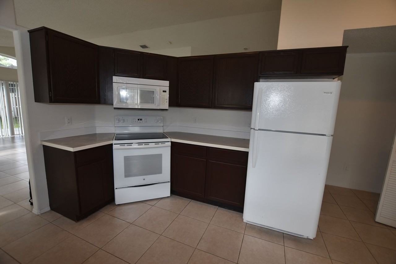 3240 Brewster Dr - Photo 3 of 19