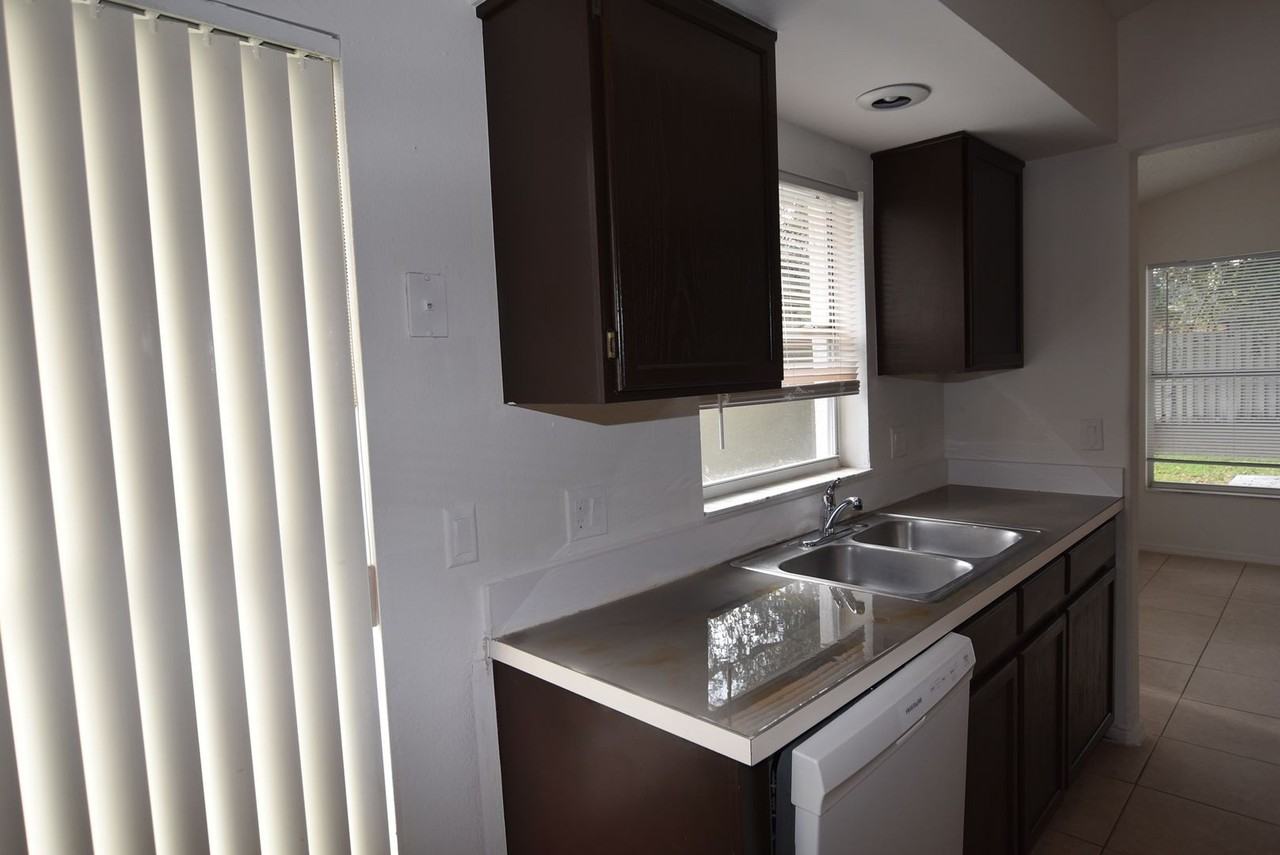 3240 Brewster Dr - Photo 4 of 19