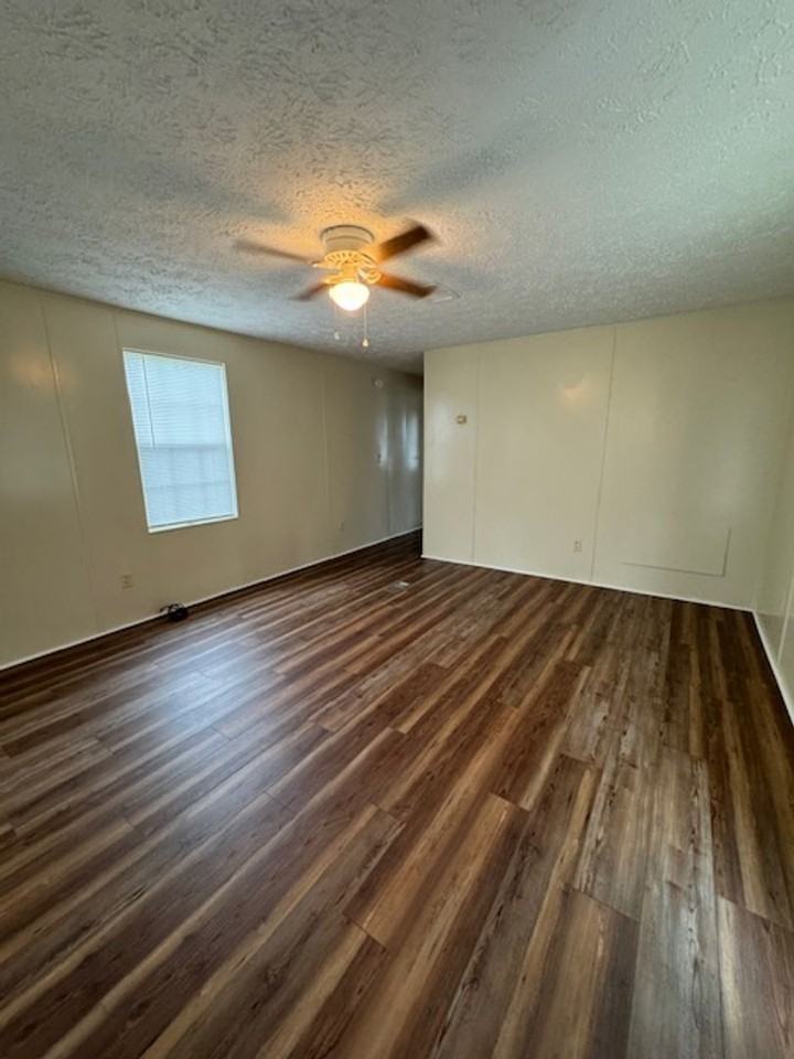 210 Mccormick Ln - Photo 3 of 18