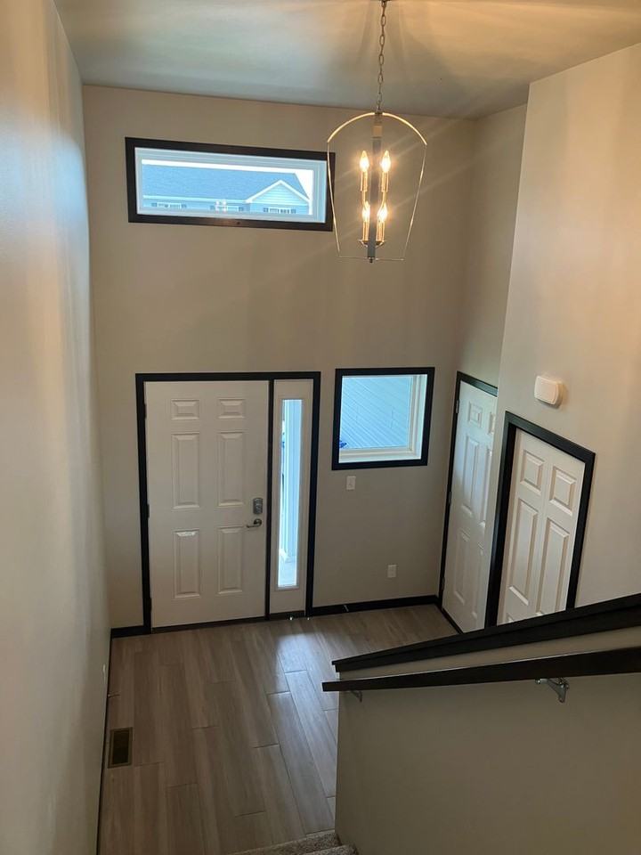 6073 Autumn Dr S - Photo 4 of 35