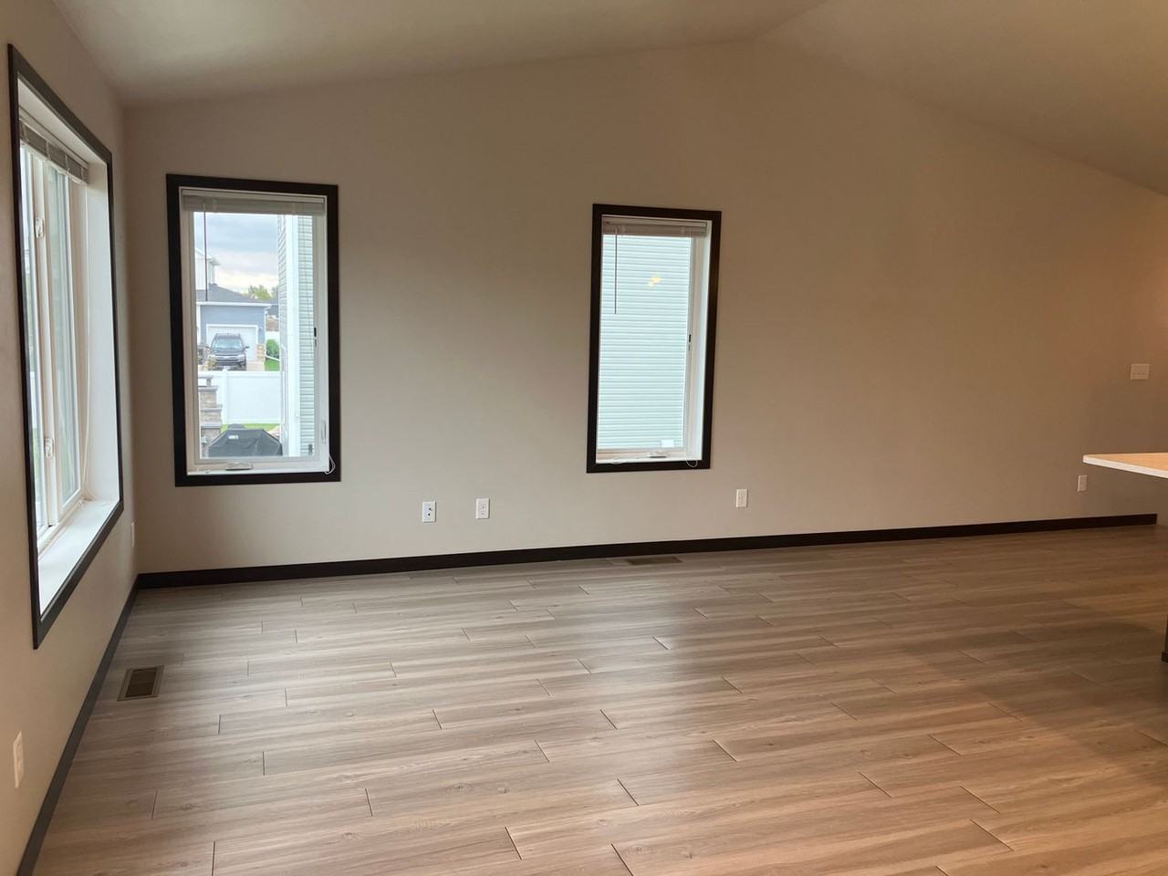 6073 Autumn Dr S - Photo 6 of 35